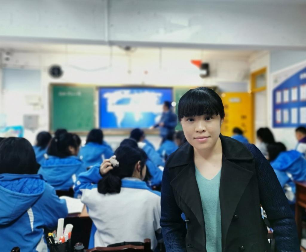 说明: 韦丹凤老师在乌当中学听课