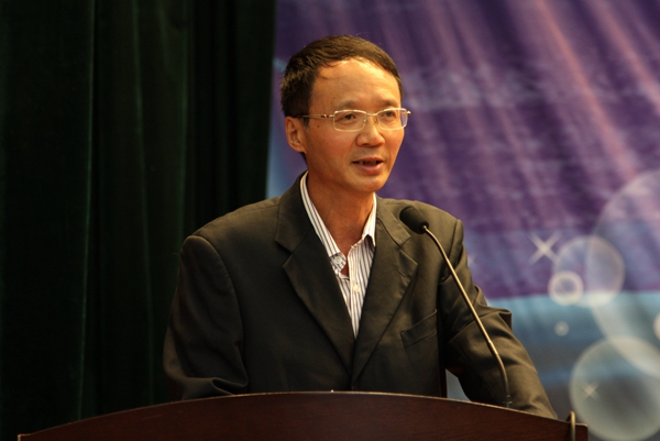 贵州师范学院吴俊教授作题为"树立三心,做一个合格的人民教师"的